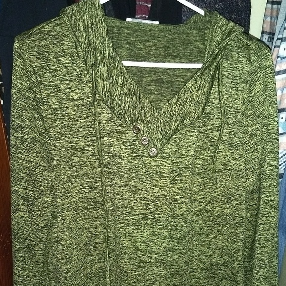 2X Green pullover with front pocket & hood! - Picture 3 of 4